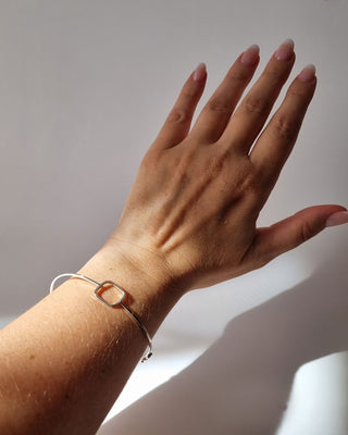 Elegância em cada detalhe: Um toque de modernidade com o bracelete de prata