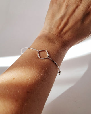 Peça versátil: O bracelete Losango é a expressão da beleza minimalista