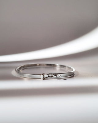 Simplicidade que encanta: O Bracelete Oval Fio Quadrado é pura sofisticação.