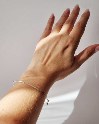 Toque Elegante e Versátil  Bracelete Minimalista em Prata 925